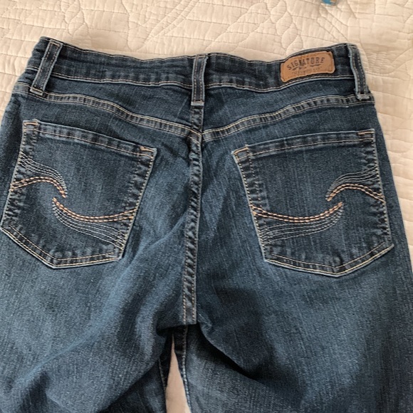 Signature Levi Strauss modern boot cut jeans. Women’s size 8, 5 pocket jeans. - Picture 3 of 7